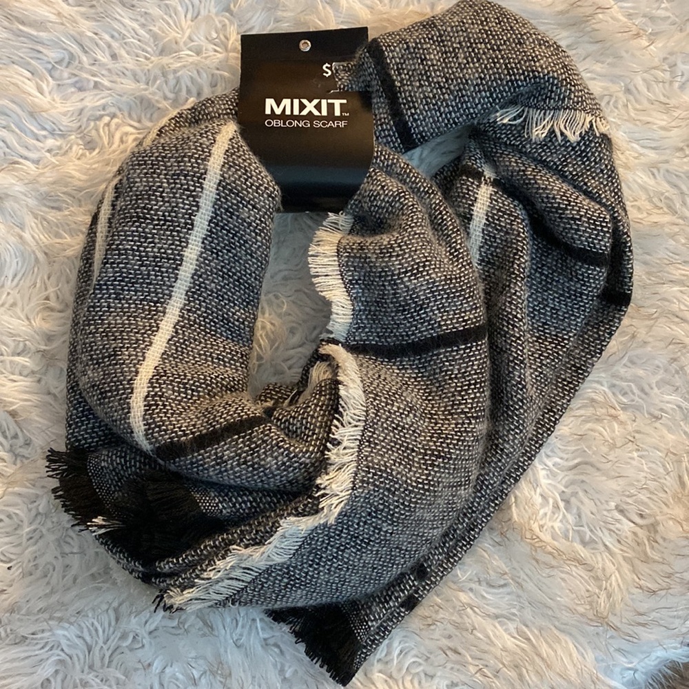 MixIt White and Black One Size Oblong Neck Scarf 🧣